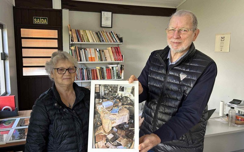 Antes e depois: foto emoldurada mostra como ficou o interior de editora de São Leopoldo após a enchente e como o local está atualmente | abc+