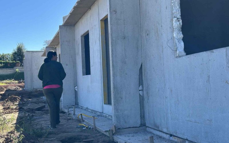 Construção de 42 casas para moradores afetados pela enchente começaram há dois meses em São Sebastião do Caí