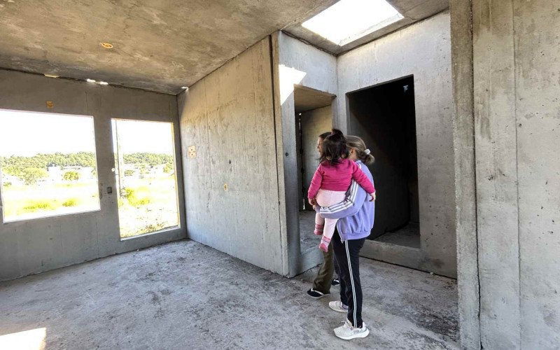 Construção de 42 casas para moradores afetados pela enchente começaram há dois meses em São Sebastião do Caí