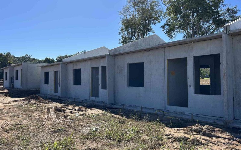 Construção de 42 casas para moradores afetados pela enchente começaram há dois meses em São Sebastião do Caí