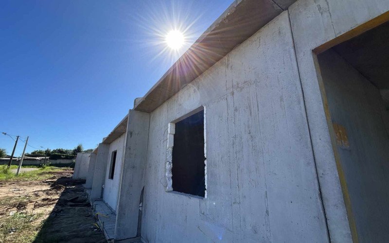 Construção de 42 casas para moradores afetados pela enchente começaram há dois meses em São Sebastião do Caí