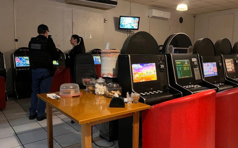 Casa de jogos com 50 caça-níqueis é descoberta durante operação contra quadrilha de extorsão no Vale do Sinos | abc+