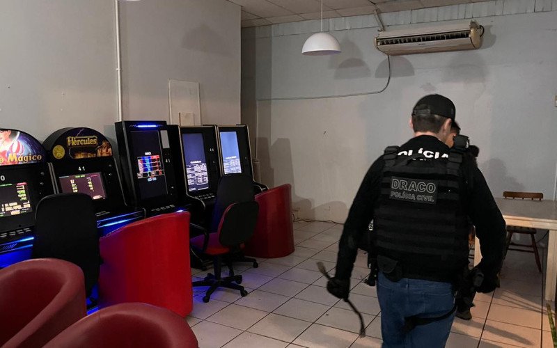 Casa de jogos com 50 caça-níqueis é descoberta durante operação contra quadrilha de extorsão no Vale do Sinos