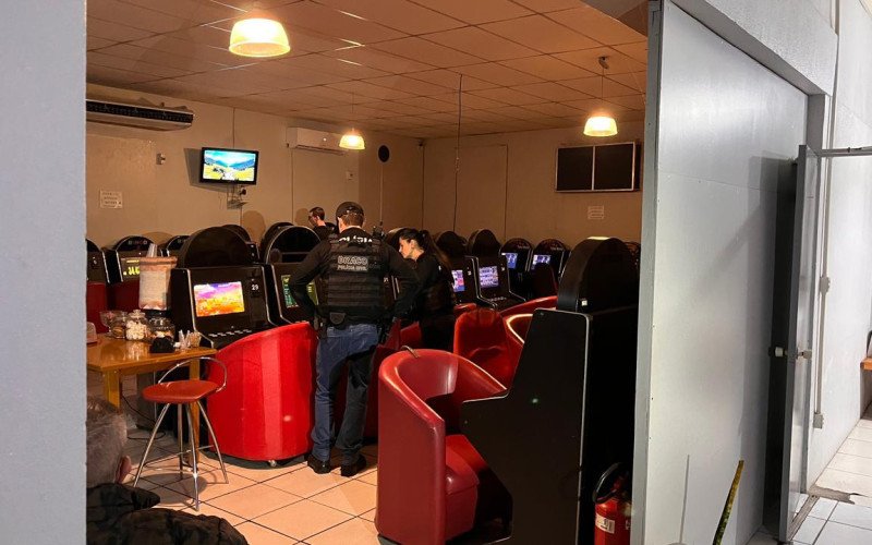 Casa de jogos com 50 caça-níqueis é descoberta durante operação contra quadrilha de extorsão no Vale do Sinos