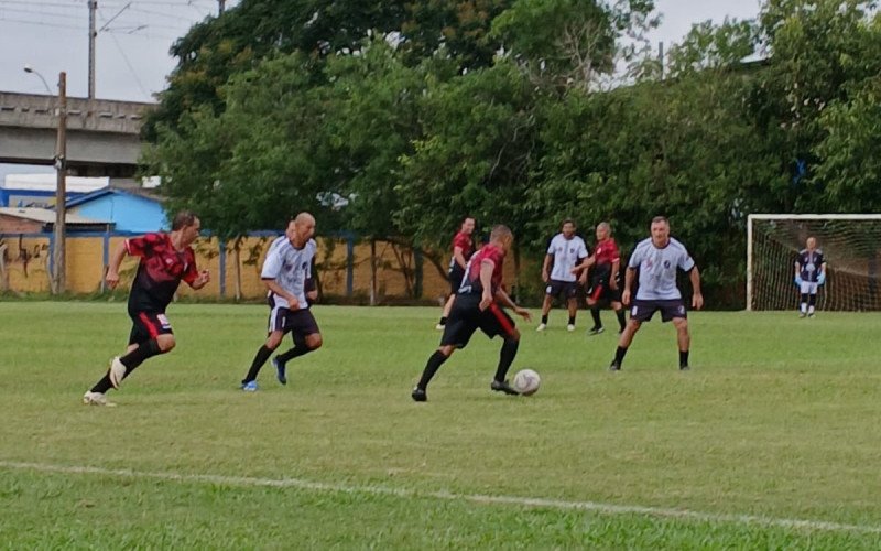 Na 3ª rodada, Avaí (de vermelho) perdeu para o Juventus (branco) por 5 a 2