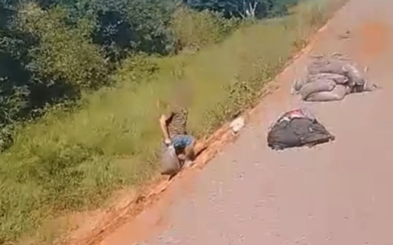 Homens são flagrados enquanto furtam argila do dique do bairro Santo Afonso, em Novo Hamburgo