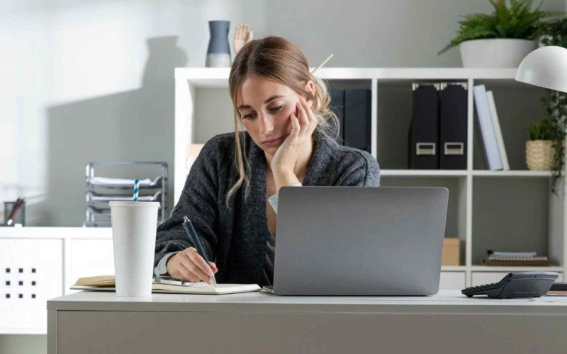 Empresas precisam estar atentas aos riscos psicossocial no trabalho | abc+