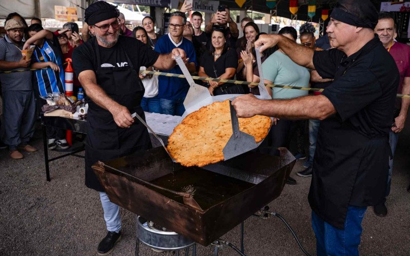 Maior bolinho do aipim da Festa Municipal do Aipim de São José do Hortêncio | abc+
