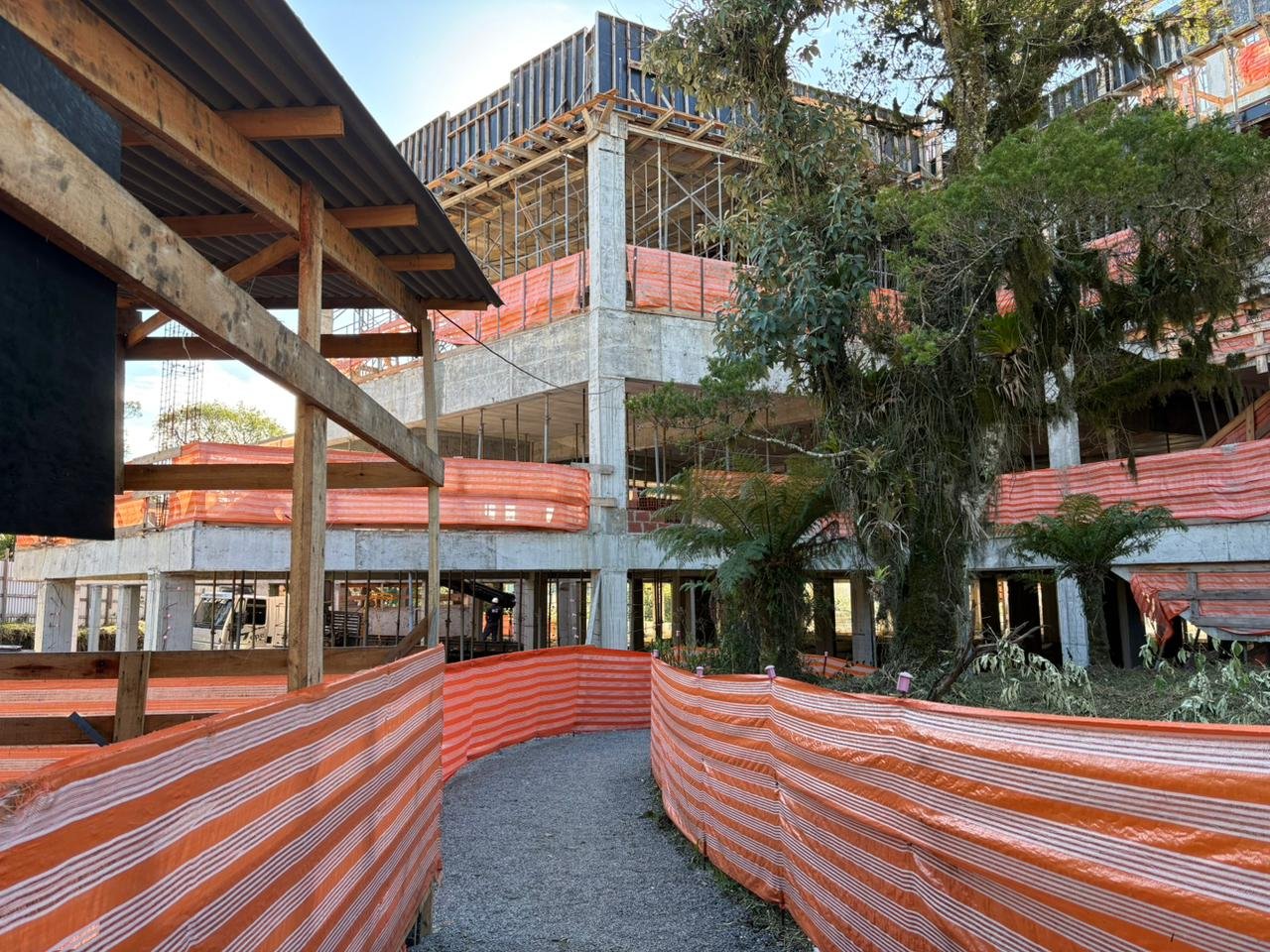 &ldquo;At&eacute; o dia 20 de dezembro&rdquo;: Novo hospital de Canela em constru&ccedil;&atilde;o deve ser entregue &agrave; gestora no fim do ano