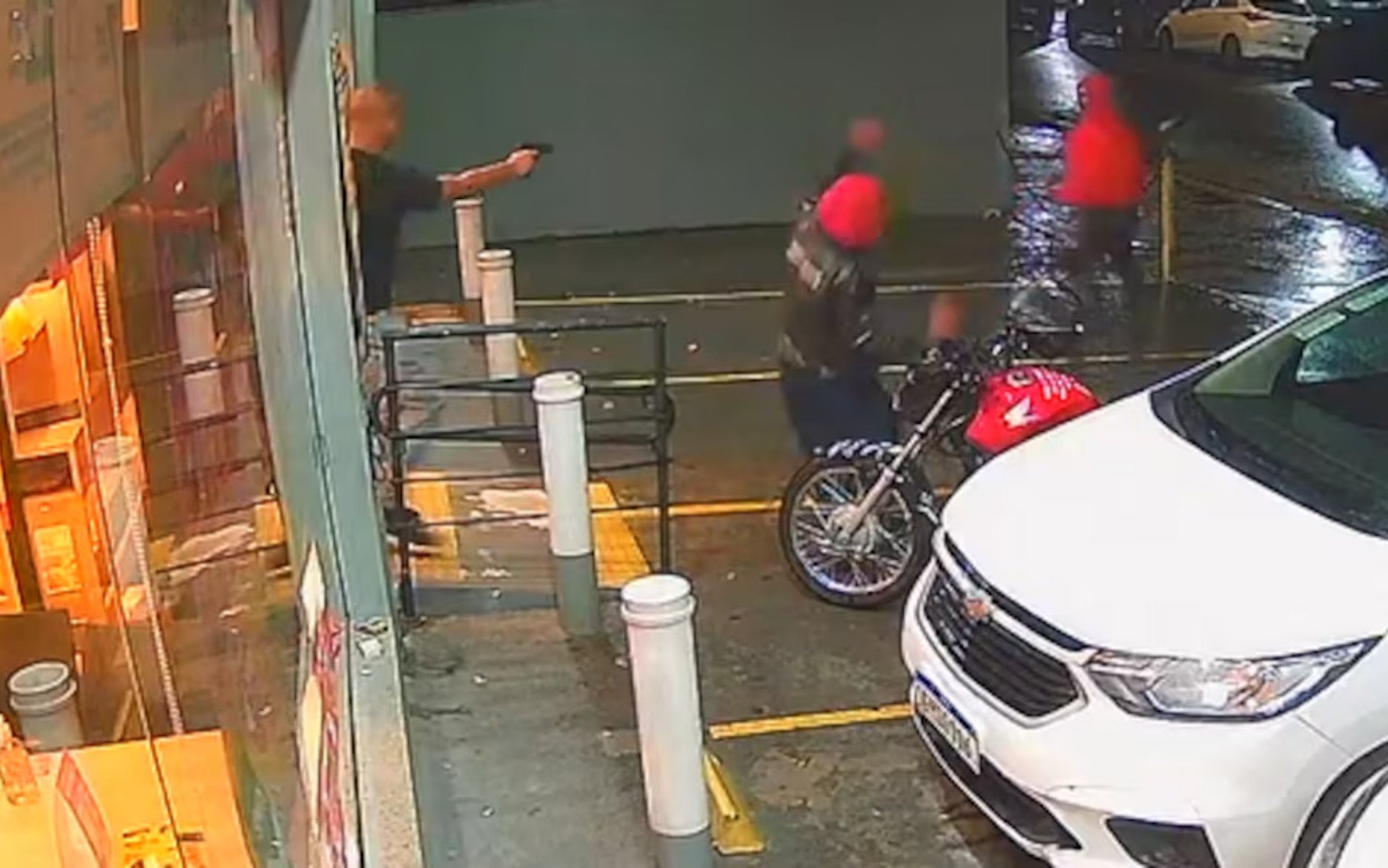 Gabriel foi baleado ao tentar fugir e escorregar na porta do estabelecimento | abc+