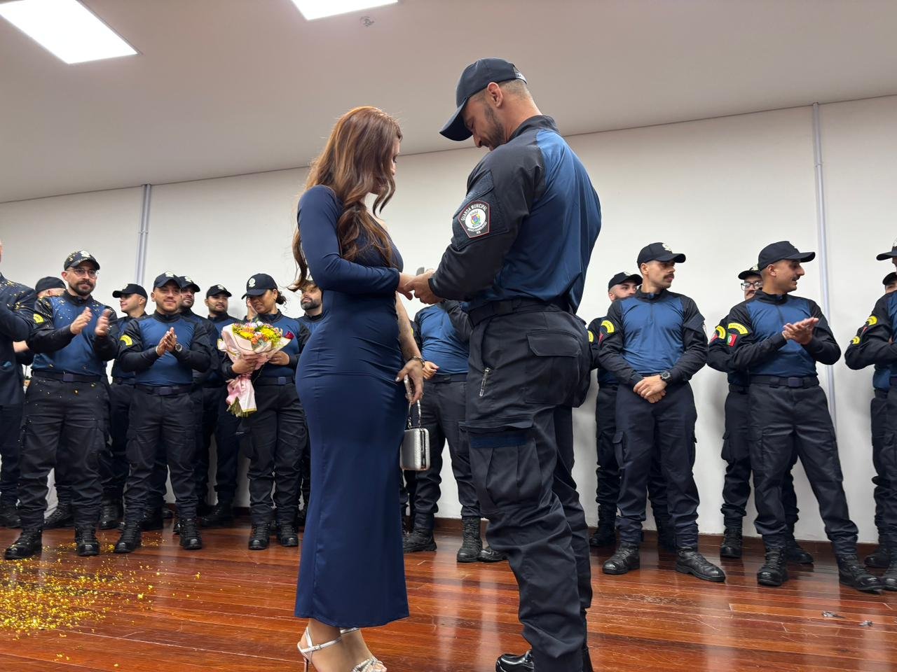 Com pedido de casamento na cerim&ocirc;nia, Guarda Municipal forma 30 novos agentes em Novo Hamburgo