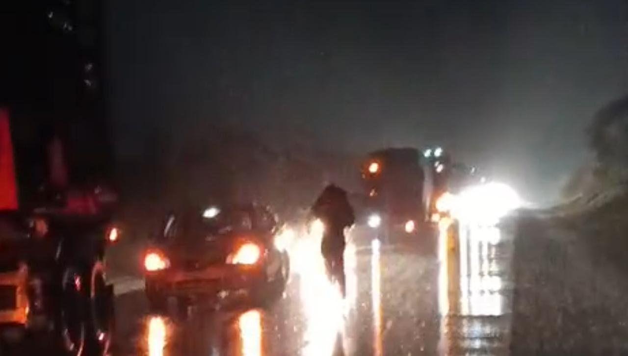 Ap&oacute;s quatro horas de bloqueio, trecho da BR-290 &eacute; liberado para o tr&acirc;nsito
