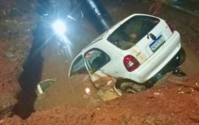 Carro cai em buraco de obra em Novo Hamburgo; motorista escapa ileso