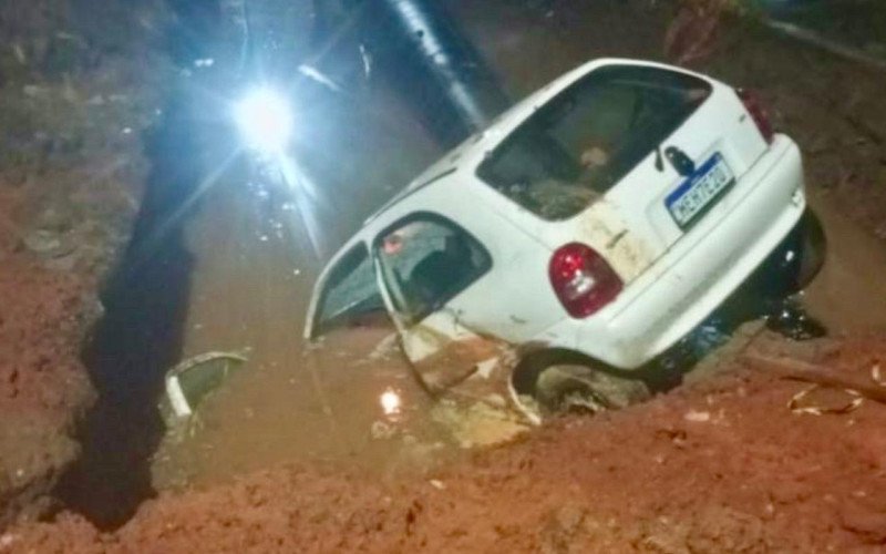 Corsa cai em buraco de obra no bairro Santo Afonso | abc+