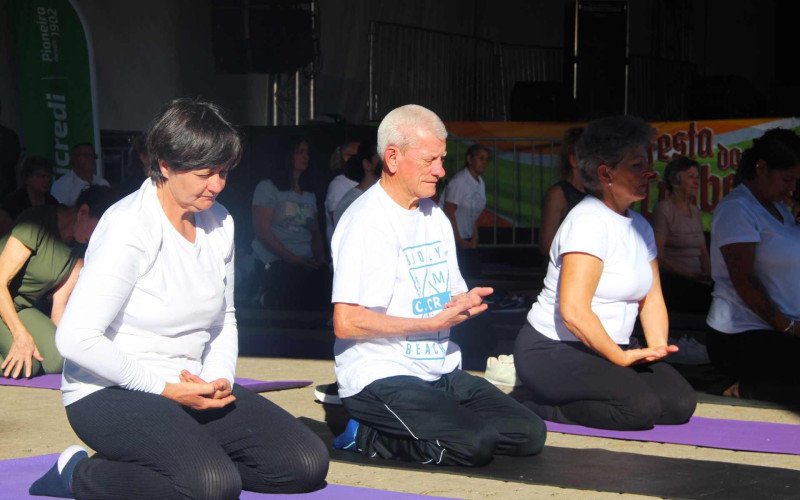 Aula de yoga fez parte da programação