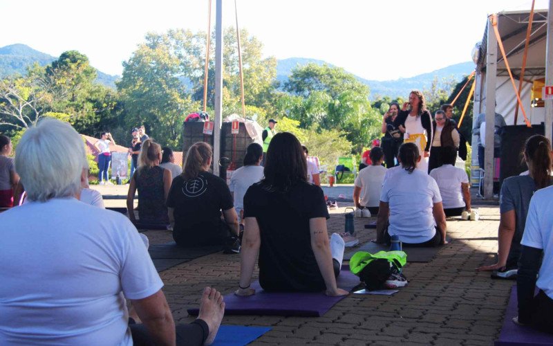 Aula de yoga fez parte da programação
