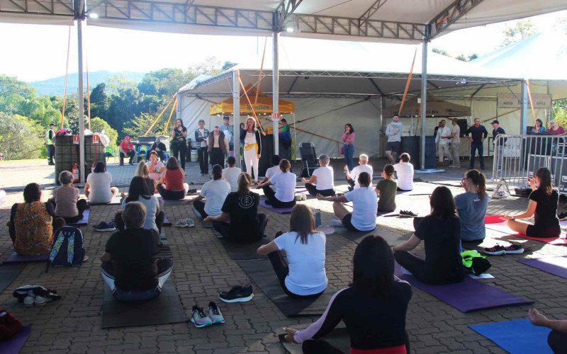 Aula de yoga fez parte da programação