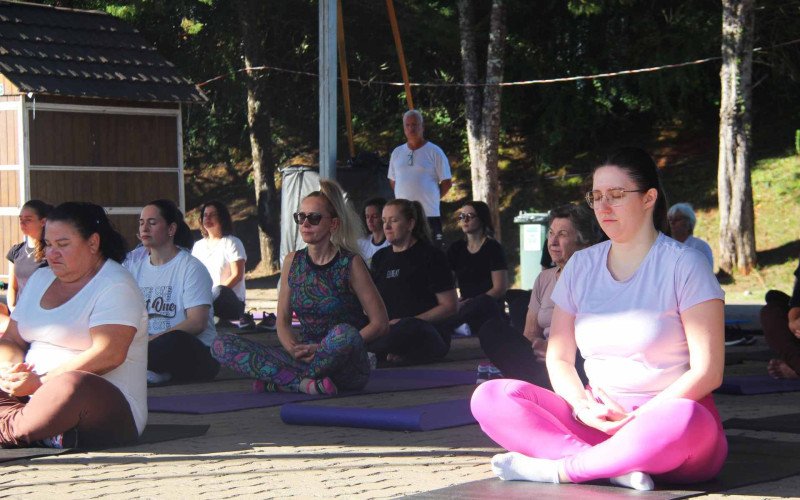 Aula de yoga fez parte da programação