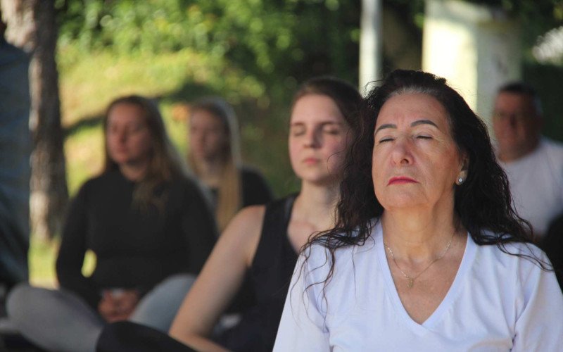 Aula de yoga fez parte da programação