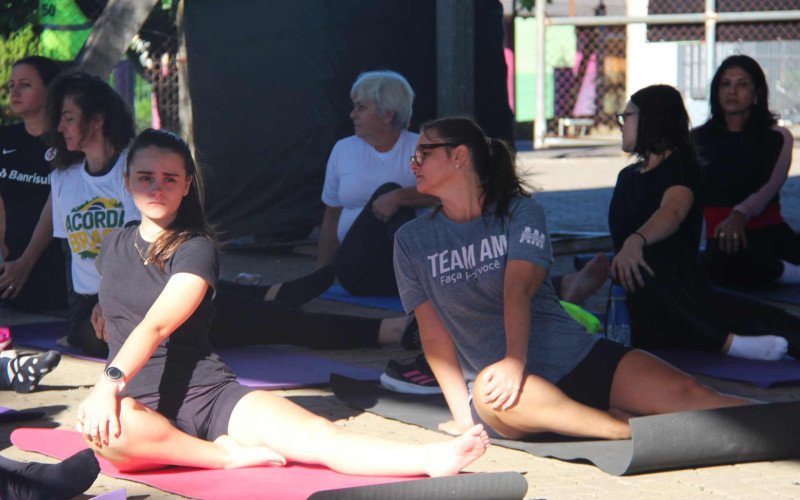 Aula de yoga fez parte da programação