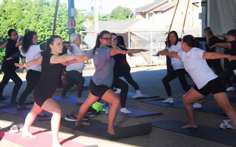 Aula de yoga fez parte da programação