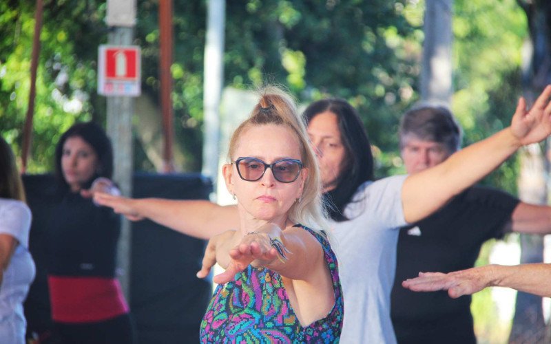 Aula de yoga fez parte da programação