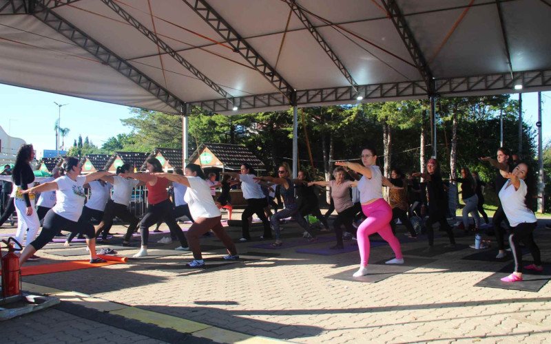 Aula de yoga fez parte da programação