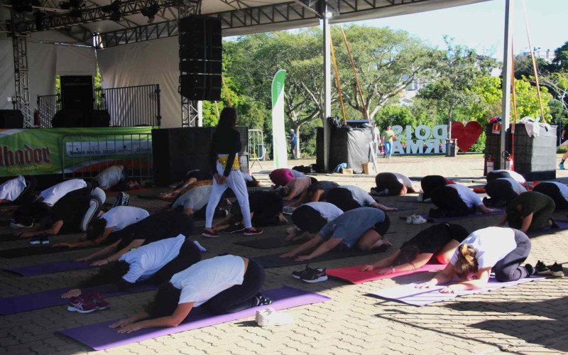Aula de yoga fez parte da programação