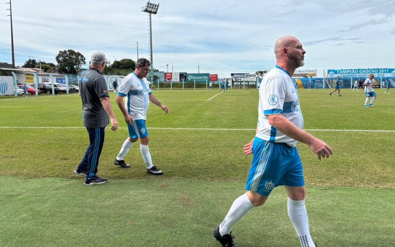 Feriado contou também com partida de ex-atletas do clube