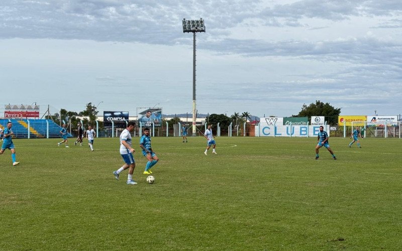 Feriado contou também com partida de ex-atletas do clube