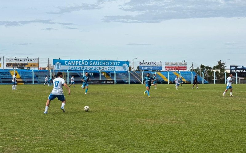 Feriado contou também com partida de ex-atletas do clube