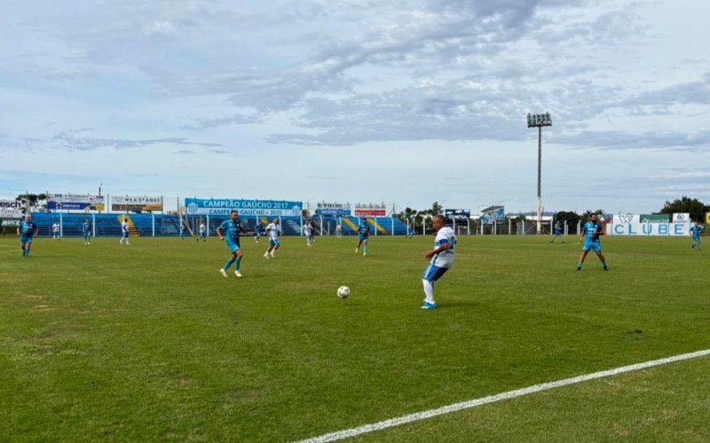 Feriado contou também com partida de ex-atletas do clube