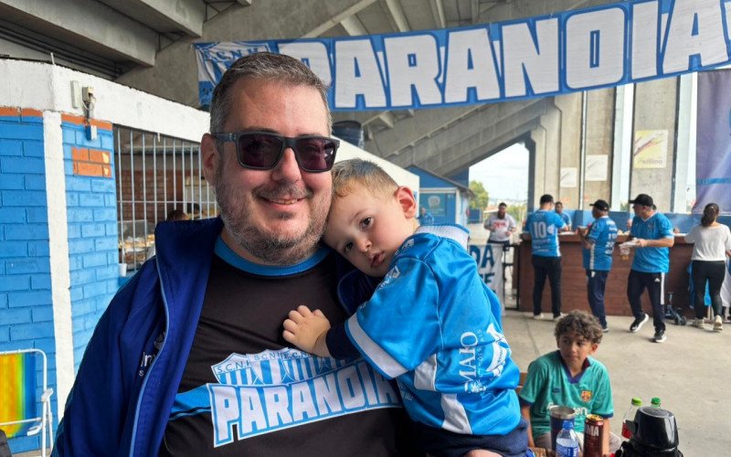 Guilherme já passa o amor ao clube para o filho Henry, de 2 anos