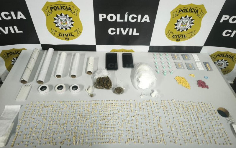 Mais de mil porções de drogas foram apreendidas com o casal, que foi preso no bairro Campina