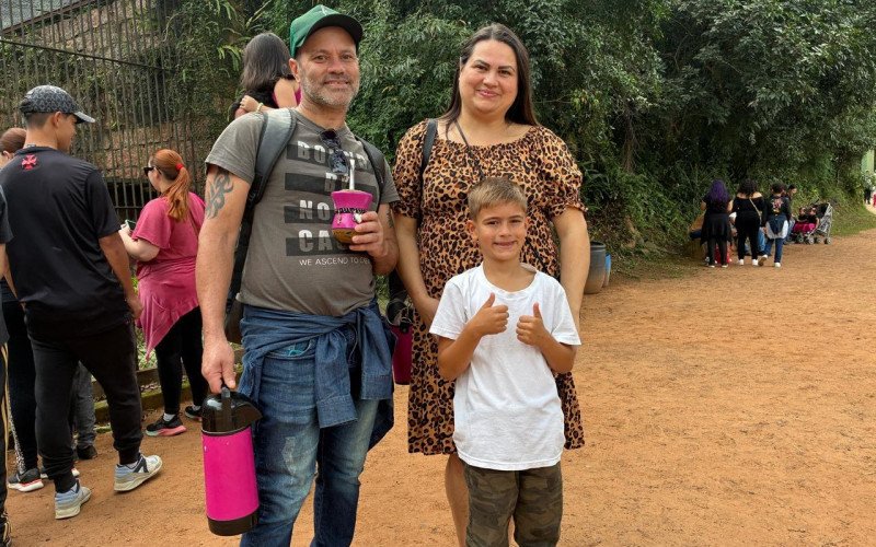 1º de maio, dia de visitação com entrada solidária no Zoológico de Sapucaia do Sul - Rodrigo, Elisiane e o filho Isaque, de 7 anos, de Nova Hartz