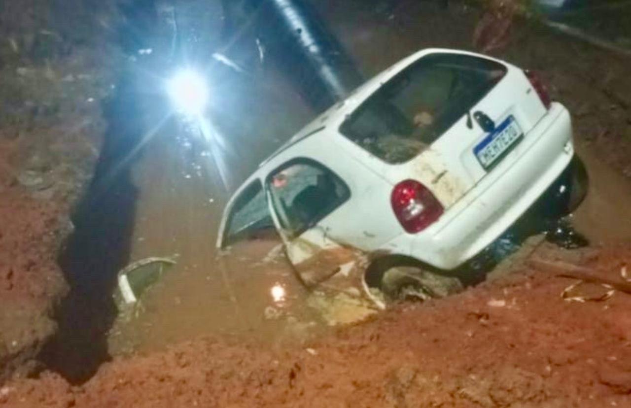 Carro cai em buraco de obra em Novo Hamburgo; motorista escapa ileso