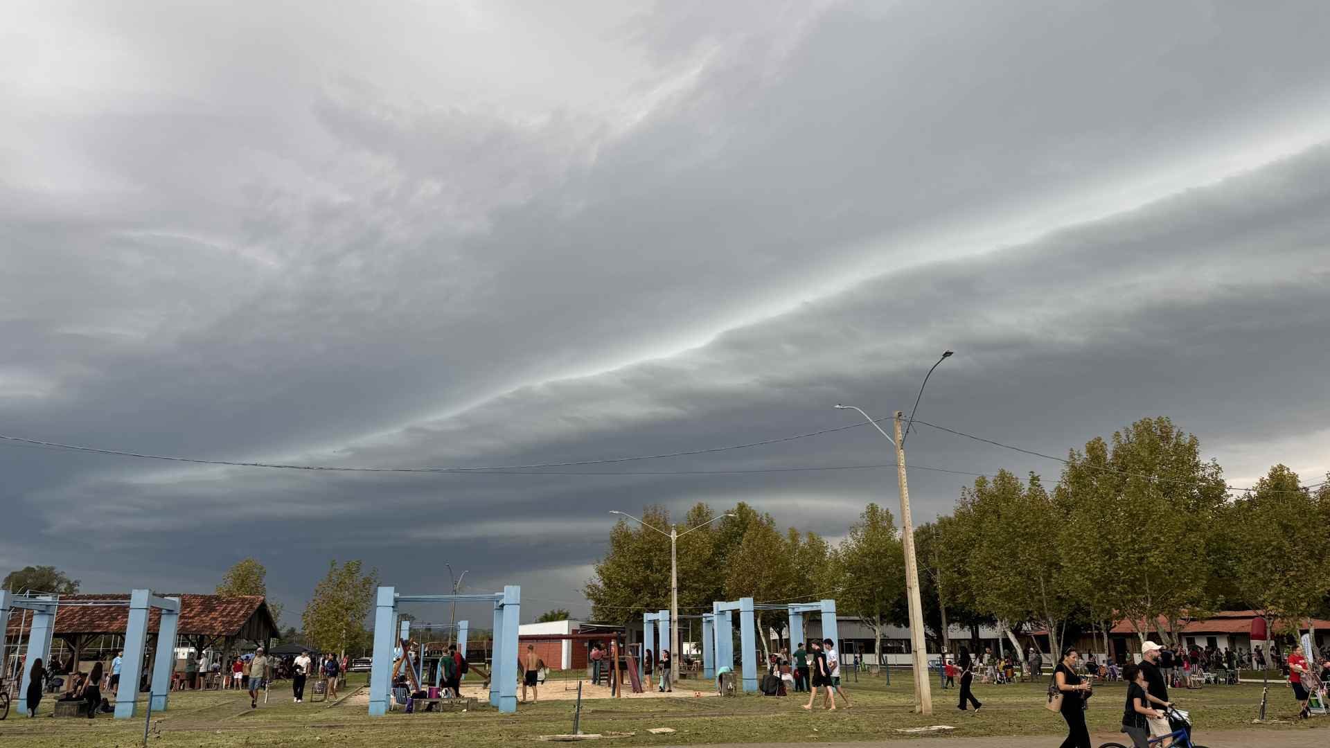 V&Iacute;DEO: Tempestade com vento e queda de granizo atinge Vale do Sinos; RS segue em alerta