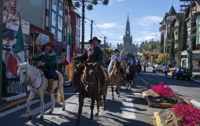 Percurso de 7 quilômetros da Cavalgada da Fé abre os festejos em honra a Nossa Senhora de Caravaggio em Canela
