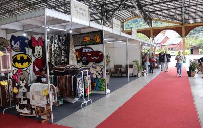 Frio impulsiona compras e público movimenta feira de moda e gastronomia na Serra gaúcha