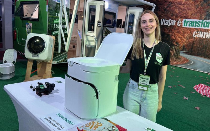 Bruna mostra o vaso ecológico | abc+