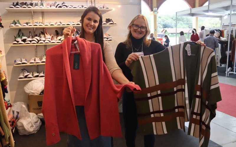 Expositoras da Schmitt Tricot, Vanessa Nienov e Luciane Heinle, na 8ª Expoveste de Picada Café | abc+