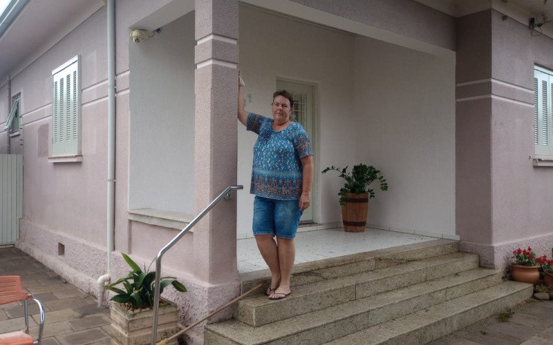 Adriana Schiel mostra até onde a água bateu durante a inundaçõa na sua casa, em São Leopoldo
