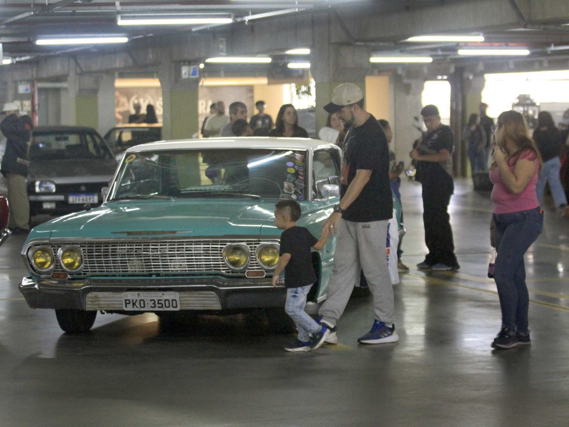 Underground Classics re&uacute;ne ve&iacute;culos antigos e atrai centenas de pessoas no Canoas Shopping