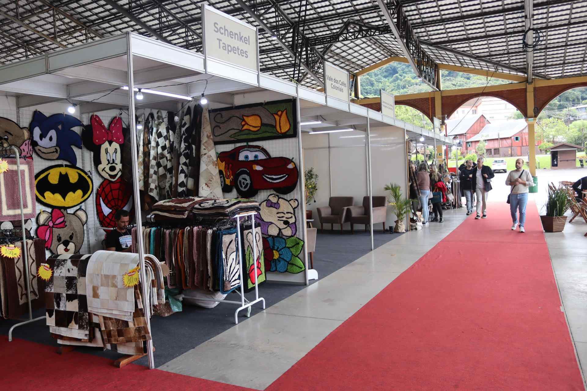 Frio impulsiona compras e p&uacute;blico movimenta feira de moda e gastronomia na Serra ga&uacute;cha