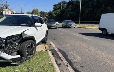 VÍDEO: Acidente em retorno da BR-116 afeta subida à Serra