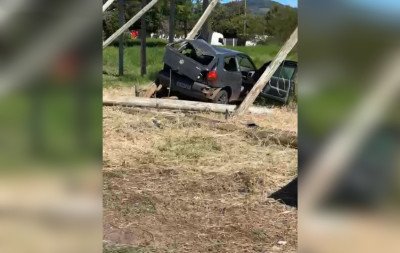 VÍDEO: Homem dorme ao volante e bate carro em alta velocidade em Rolante