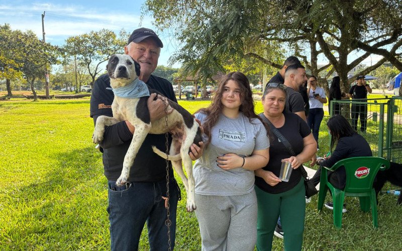 1º de maio com atividades do Pulsa São Léo no Parque do Trabalhador - Laura e a mãe Catiane adotaram um cãozinho