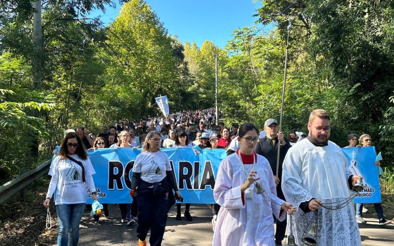 Romaria das Mães, em Novo Hamburgo, reúne centenas de fiéis durante caminhada ao Santuário das Mães na manhã de domingo (3)