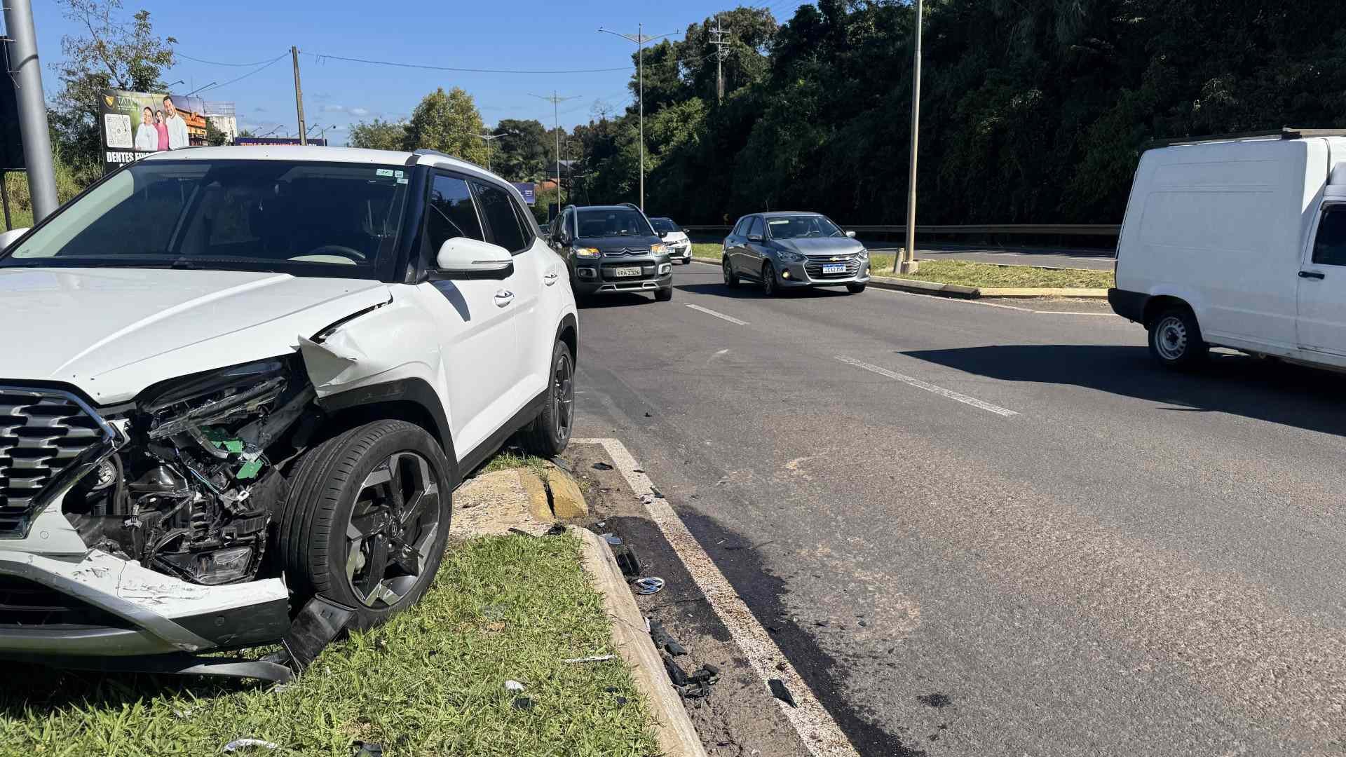 V&Iacute;DEO: Acidente em retorno da BR-116 afeta subida &agrave; Serra