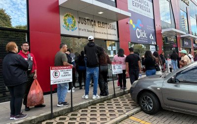 São Leopoldo tem fila de cidadãos em busca de regularizar o título de eleitor; prazo termina na quarta-feira